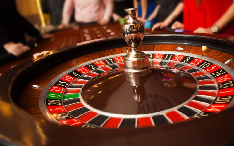 Người chơi tính toán cửa cược chẵn lẻ trong Roulette